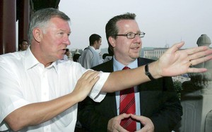 Cafe đầu tuần: Nhà Glazer coi MU như một cái… quần?