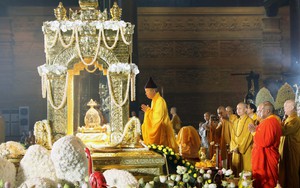 Tăng ni, phật tử và người dân đến chiêm bái xá lợi Đức Phật tại chùa Tam Chúc