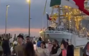 Tàu hải quân Mexico đâm vào cầu Brooklyn ở New York