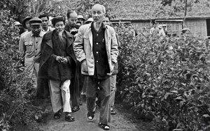 Công lao của Chủ tịch Hồ Chí Minh với dân tộc ta như non cao, biển rộng