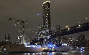 Gần 20 người bị thương trong vụ tàu hải quân Mexico đâm vào cầu Brooklyn