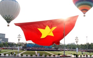 Lễ chào cờ và bay Đại kỳ Tổ quốc trên không gian Quảng trường Hồ Chí Minh