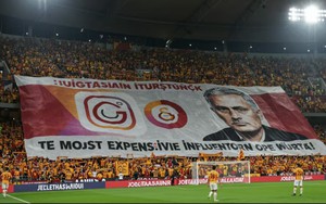 Mourinho bị CĐV đối thủ chế nhạo trong ngay vuột chức vô địch 