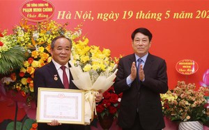 Chủ tịch nước dự lễ trao Huy hiệu 40 năm tuổi Đảng cho Chủ nhiệm Văn phòng Chủ tịch nước Lê Khánh Hải
