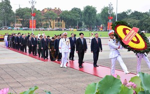 Kỷ niệm 135 năm Ngày sinh Chủ tịch Hồ Chí Minh: Lãnh đạo Đảng, Nhà nước vào Lăng viếng Bác
