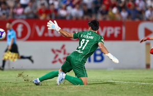 Thủ môn Bùi Tiến Dũng có trận thủng lưới nhiều nhất mùa này: 5 bàn thua ngay hiệp 1