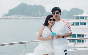 Vợ chồng ca sĩ Tuấn Anh Sao Mai ghi lại khoảnh khắc bình yên giữa biển Hạ Long