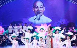 'Người là niềm tin tất thắng': Xúc động những hình ảnh về cuộc đời, con người và tư tưởng Hồ Chí Minh 