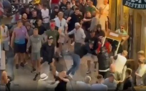 Chung kết Europa League chưa diễn ra, CĐV MU và Tottenham đã 'choảng' nhau