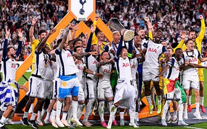 Sự cố hy hữu xảy ra sau khi Tottenham chấm dứt cơn khát danh hiệu kéo dài 17 năm