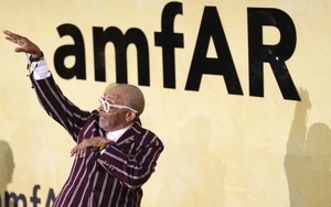 Các nghệ sĩ nổi tiếng tại Cannes quyên góp ủng hộ nghiên cứu về AIDS