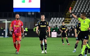 Thủ môn vô địch World Cup và EURO khép lại sự nghiệp với thẻ đỏ ở trận cuối cùng