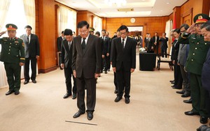 Lãnh đạo Đảng, Nhà nước Lào viếng nguyên Chủ tịch nước Trần Đức Lương