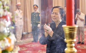 Dòng người xúc động đến viếng nguyên Chủ tịch nước Trần Đức Lương tại Hội trường Thống Nhất