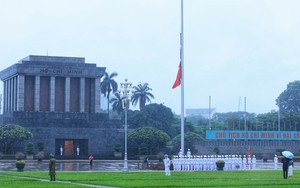 Lễ treo cờ rủ Quốc tang nguyên Chủ tịch nước Trần Đức Lương tại Quảng trường Ba Đình