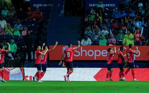 Thấy đội bóng Việt Nam dẫn trước đến phút 90 ở chung kết, CĐV Thái Lan bỏ về sớm, lỡ mất siêu phẩm bù giờ