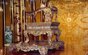 Huế: Một người tự ý xâm phạm ngồi trên ngai vàng ở Điện Thái Hòa