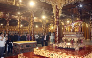 Tạm thời bảo quản ngai vàng ở Điện Thái Hòa sau khi bị hư hỏng
