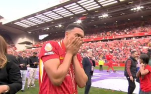Trent Alexander-Arnold bật khóc chia tay Liverpool sau danh hiệu Premier League