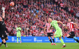 Barcelona bám víu vào Lewandowski