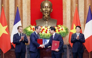 Chủ tịch nước Lương Cường và Tổng thống Pháp Emmanuel Macron chứng kiến lễ trao văn kiện hợp tác