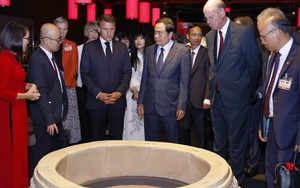 Chủ tịch Quốc hội Trần Thanh Mẫn và Tổng thống Pháp Emmanuel Macron tham quan giếng cổ thời Trần