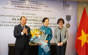 TS Ngô Phương Lan nhận Huân chương Sĩ quan Văn học và Nghệ thuật của Pháp