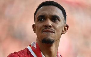 Alexander-Arnold bật khóc trong ngày Liverpool diễu hành ăn mừng vô địch Ngoại hạng Anh