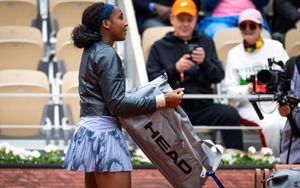 Tay vợt số 2 thế giới gây sốt ở Roland Garros khi ra sân thi đấu mà quên... vợt