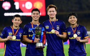Khoảnh khắc 4 tuyển thủ Việt Nam nâng cúp trước dàn sao của MU