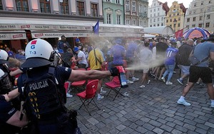 Fan Chelsea và Betis ẩu đả dữ dội trước chung kết, cảnh sát phải can thiệp bằng hơi cay