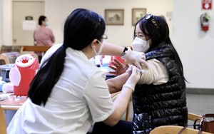 CDC Mỹ bỏ khuyến cáo tiêm vaccine ngừa COVID-19 với trẻ em và thai phụ khỏe mạnh