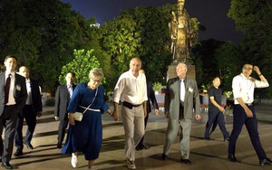 Hình ảnh Tổng thống Hungary đi dạo, ngắm cảnh hồ Hoàn Kiếm