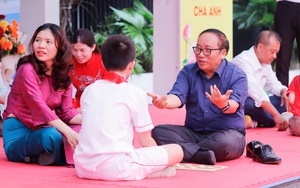 Nhà thơ Trần Đăng Khoa tham gia "Siêu cúp trò chơi dân gian" với học sinh Hà Nội
