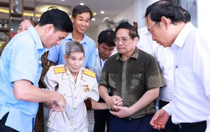 Thủ tướng Phạm Minh Chính thăm gia đình chính sách huyện Côn Đảo