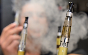  Thuốc lá điện tử: Hiểm họa của "bẫy mật ngọt"