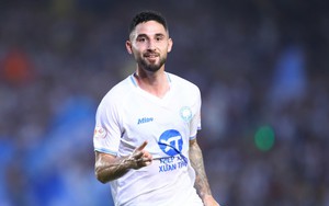 HLV Kim Sang Sik chứng kiến sao Việt kiều ghi bàn, đội bóng 6 lần vô địch V-League thua chóng vánh ngay hiệp 1