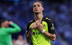 Đồng đội ôm đầu, quỳ gối trên sân khi chứng kiến Antony lập siêu phẩm 