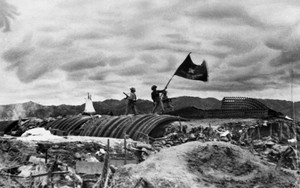 “Chín năm làm một Điện Biên, nên vành hoa đỏ, nên thiên sử vàng”