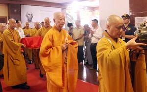 Hàng ngàn người chiêm bái xá lợi trái tim Bồ tát Thích Quảng Đức