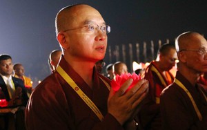 Hơn 10.000 người tham gia lễ thắp nến cầu hòa bình Đại lễ Vesak 2025