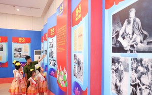 Triển lãm “Hồ Chí Minh đẹp nhất tên Người” tại Nghệ An