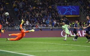 Không ai dám tin vào màn trình diễn siêu đẳng của Yann Sommer trước Barcelona