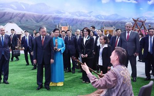 Hình ảnh: Tổng Bí thư Tô Lâm tham quan Làng Văn hoá Dân tộc Kazakhstan
