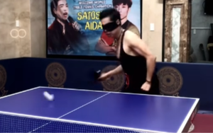 Trổ tài bịt mắt đánh bóng bàn, danh ca Ngọc Sơn khiến cõi mạng trầm trồ