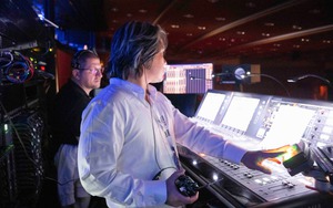 Chân dung 8X cất tủ tấm bằng Tiến sĩ để trở thành đạo diễn sân khấu