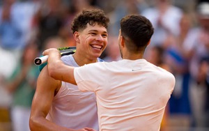 Carlos Alcaraz 'ghi điểm' với hành động fair-play tại Pháp mở rộng