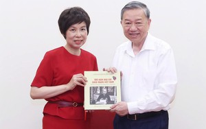 TTXVN trân trọng tặng Tổng Bí thư Tô Lâm sách ảnh 100 năm Báo chí Cách mạng Việt Nam