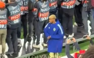 Yamal bị chỉ trích vì hành động trong lúc 'ông chú' Ronaldo nâng cúp cùng ĐT Bồ Đào Nha