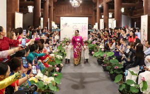 Trình diễn BST Sắc sen Hà Thành của NTK Lan Hương tại Không gian văn hóa Sen và Kiều 